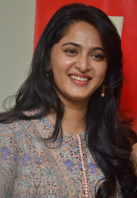 Glamorous Actress Anushka Shetty New Smiling Face Photos 2